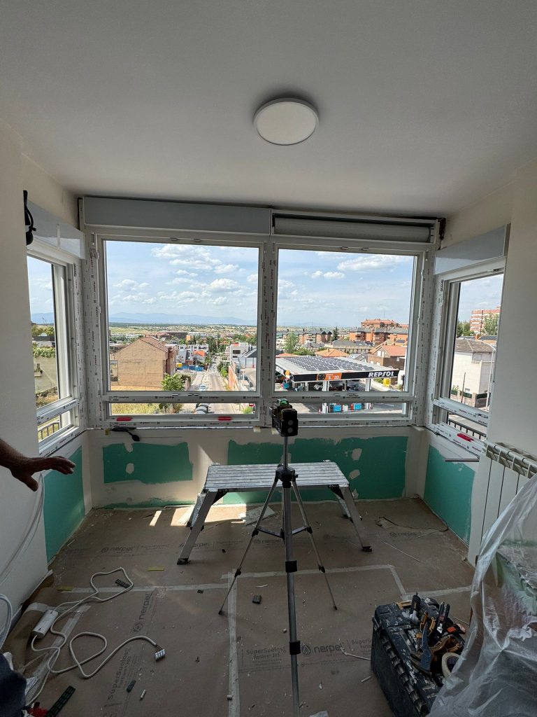 Equipo Provent instalando ventanas